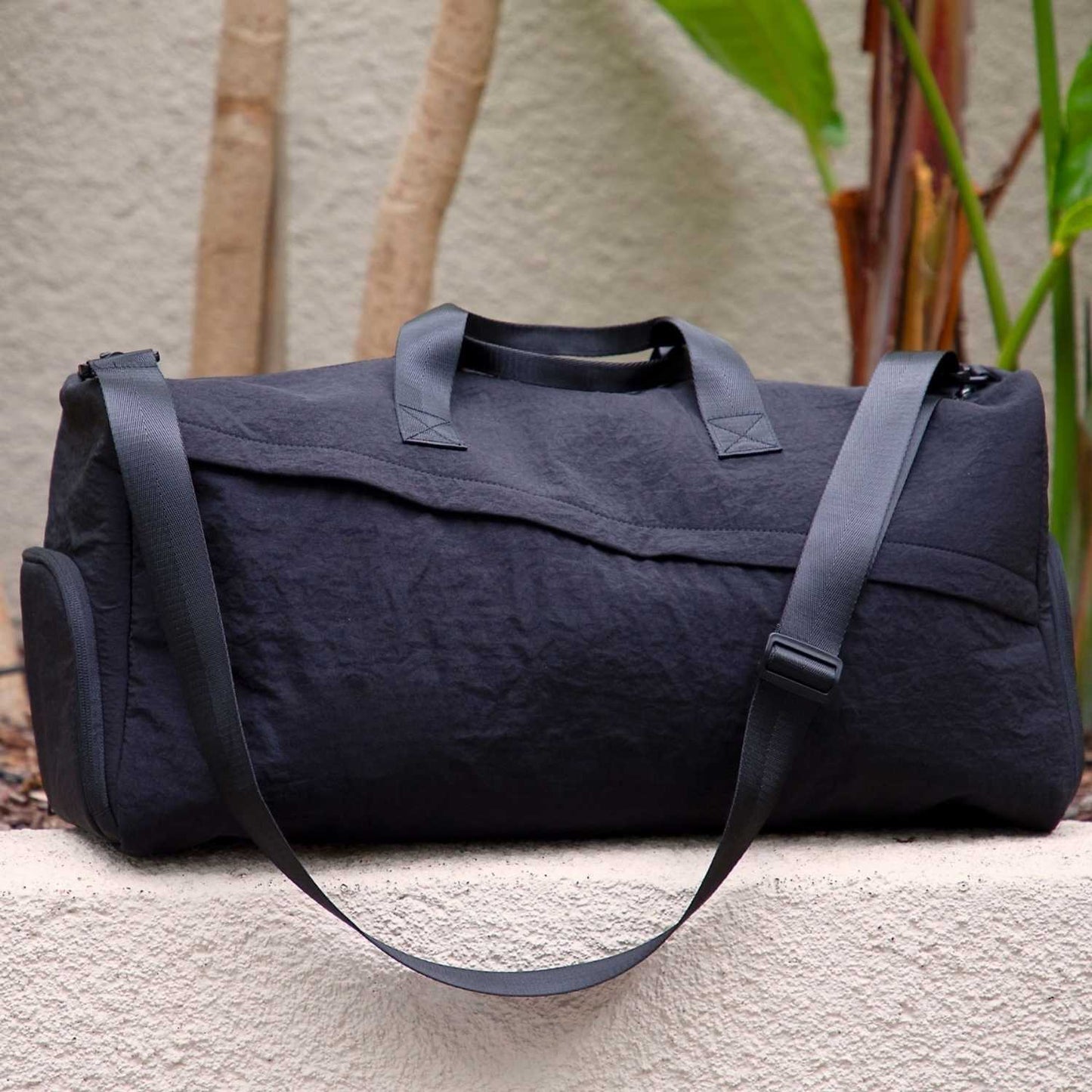 Elegani Essential Sports Duffel Bag – 21.6" x 11.02" x 9.84" Eco-Friendly Recycled Nylon, 38.5L Capacity, Water-Repellent, Multiple Compartments-Black